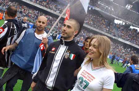 美职联战报：梅西造3球，迈阿密国际3-1温哥华首夺总冠军（美职联战况：梅西参与三球，迈阿密国际3-1击败温哥华首夺总冠军）