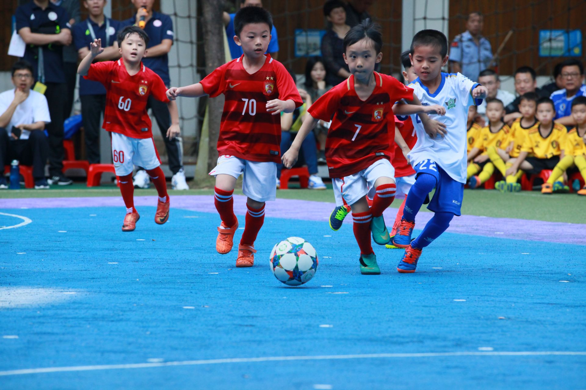 欧冠积分榜分析：小组晋级形势紧张,（欧冠积分榜解读：各组出线形势白热化）