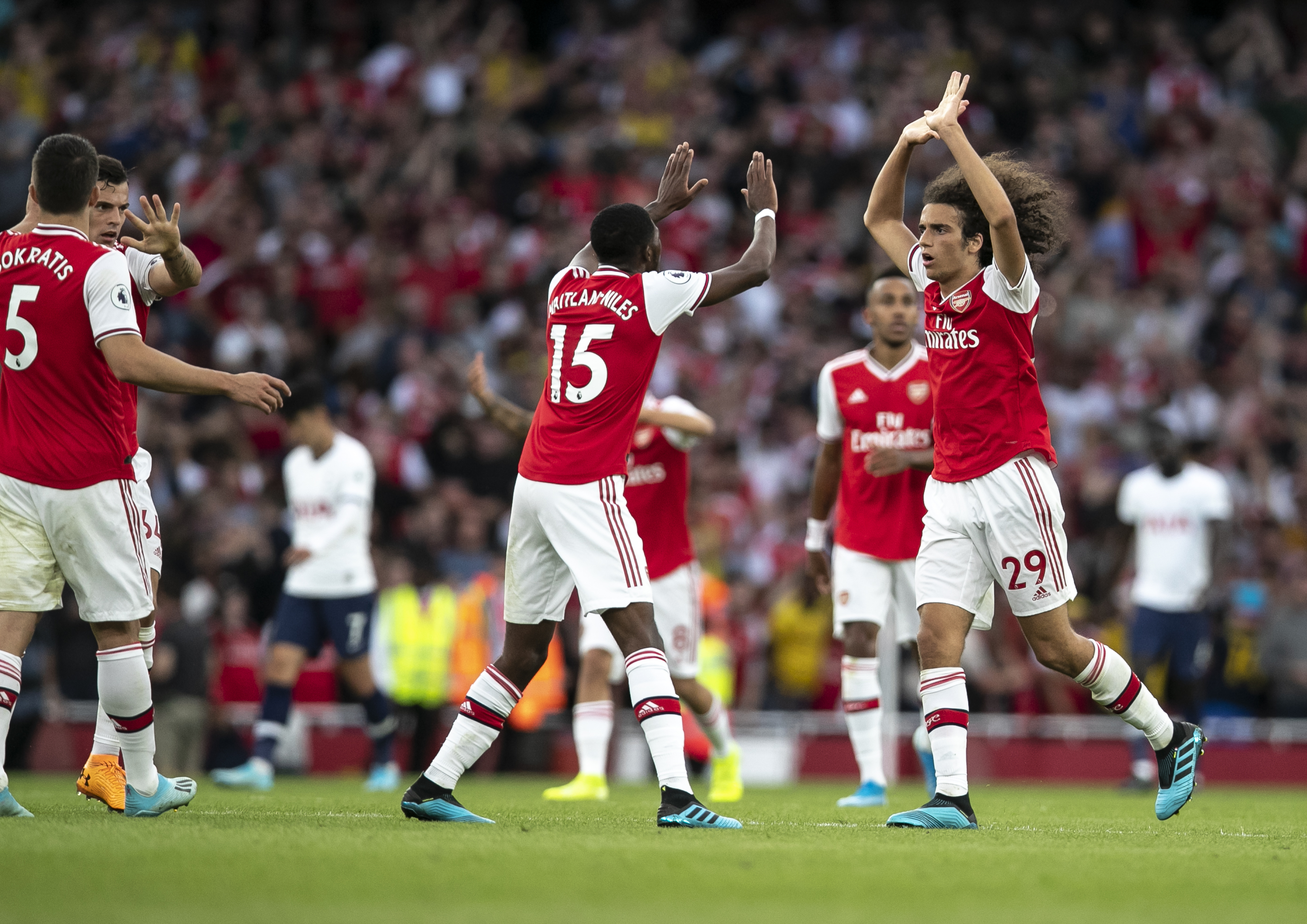 活塞122-117击败步行者，豪取13连胜，追平队史最长连胜纪录。（活塞122-117力克步行者，13连胜追平队史最长纪录）