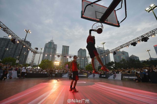 跟队记者：对阵巴萨赛前，蓝军主场外将竖立“寒王帕尔默”冰雕（随队记者：巴萨战前，切尔西主场外将立“寒王帕尔默”冰雕）