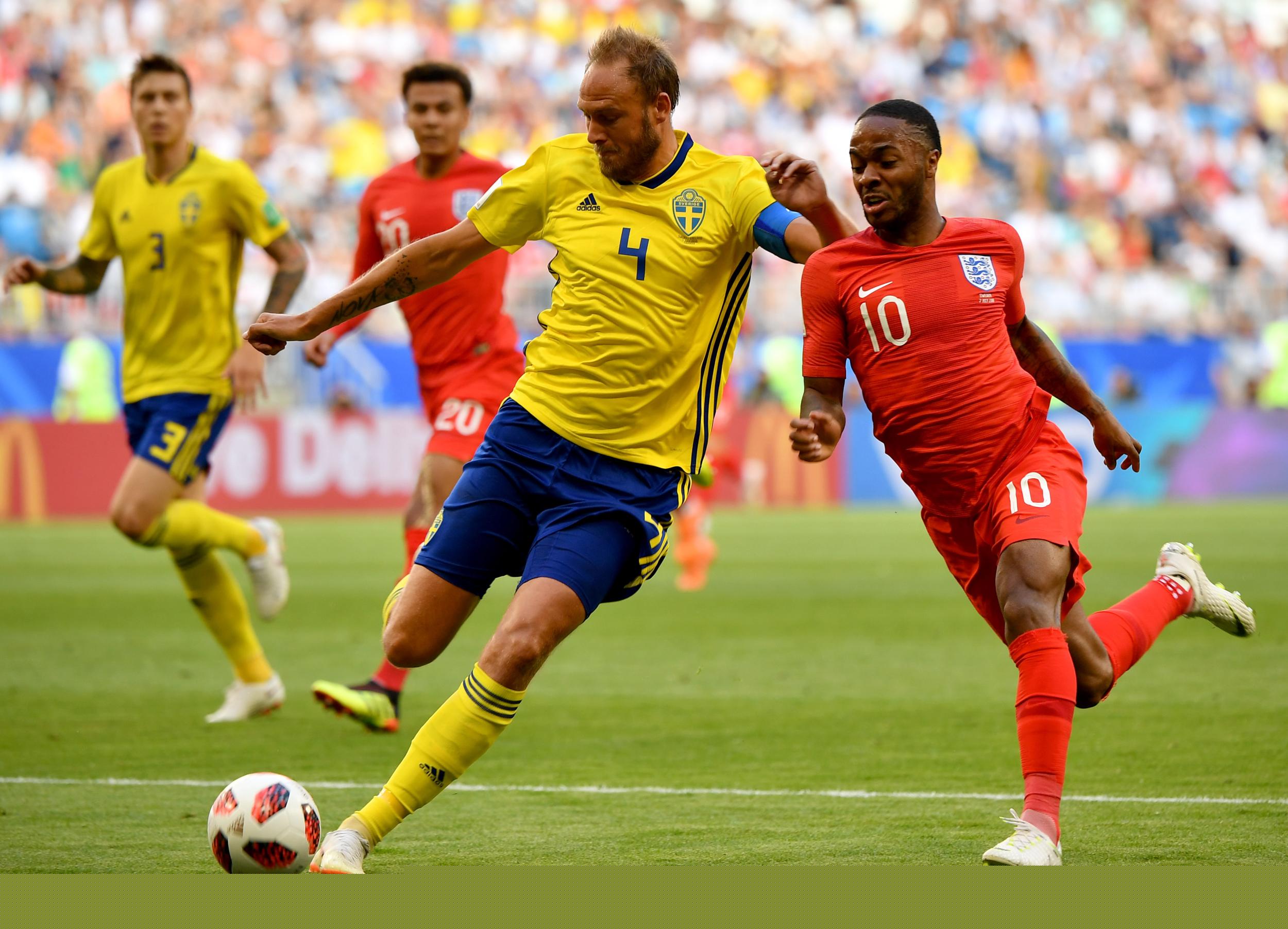 AC米兰主场3-2逆转都灵，40岁魔笛全场发挥，助力球队重返榜首，展现强大实力与斗志。（AC米兰3-2主场翻盘都灵，40岁魔笛统治全场，红黑军团重返榜首）