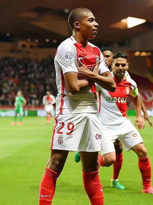 曼联陷入困境，阿莫林嘲笑梅努问题引发球迷怒火（曼联陷入低谷，阿莫林调侃梅努言论激怒球迷）