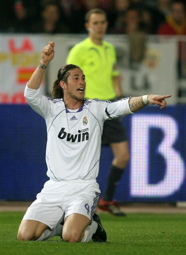 阿隆索驾车离开伯纳乌获皇马球迷力挺：耐心点，我们信任你！（伯纳乌外，皇马球迷为阿隆索打气：耐心点，我们相信你！）