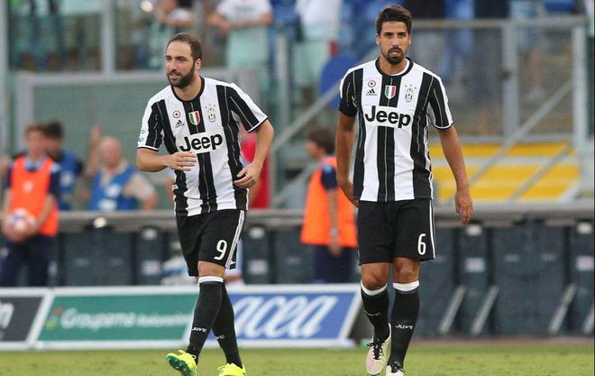 高颜值一家人！排球世界冠军晒全家福，两儿一女粉雕玉琢漂亮可爱（排球世界冠军晒全家福：一家颜值在线，两儿一女精致可爱）