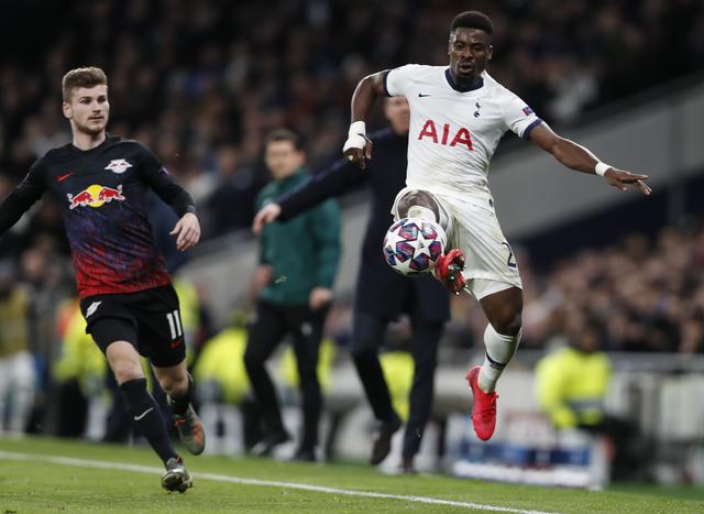 本泽马谈C罗：场上见面很冷淡？我们在更衣室已拥抱过了（本泽马回应与C罗场上显冷：更衣室里我们早已相拥）