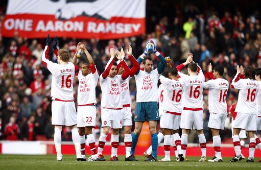 懂球帝足协杯冠军海报：国安是冠军！（懂球帝发布足协杯冠军海报：北京国安加冕！）