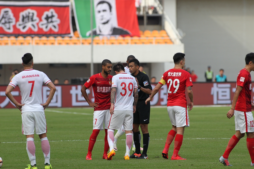 马德兴：中国足球受冷遇因成绩没突破，地方超火爆是大众怒其不争（马德兴：国足成绩难破局致整体遇冷，地方热度高因球迷恨铁不成钢）